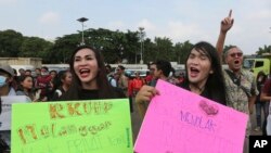 Sejumlah aktivis LGBT melakukan aksi unjuk rasa menentang wacana kriminalisasi terhadap kelompok dalama revisi KUHP dalam aksi di depan gedung DPR di Jakarta, Indonesia, pada 12 Februari 2018. (Foto: AP/Tatan Syuflana) 