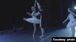 «Джой Вомак: Белый лебедь» Courtesy photo