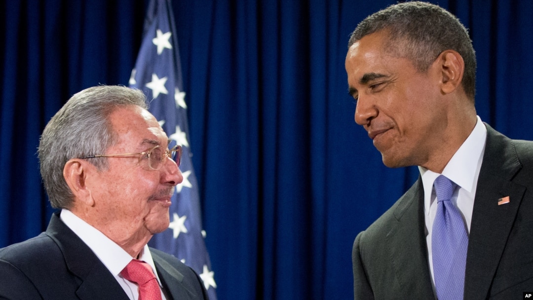 Presiden Kuba Raul Castro (kiri) dan Presiden AS Barack Obama dalam pertemuan di markas PBB di New York, tahun lalu (foto: dok). Presiden Obama akan berkunjung ke Kuba bulan ini. 