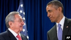 Presiden Kuba Raul Castro (kiri) dan Presiden AS Barack Obama dalam pertemuan di markas PBB di New York, tahun lalu (foto: dok). Presiden Obama akan berkunjung ke Kuba bulan ini. 