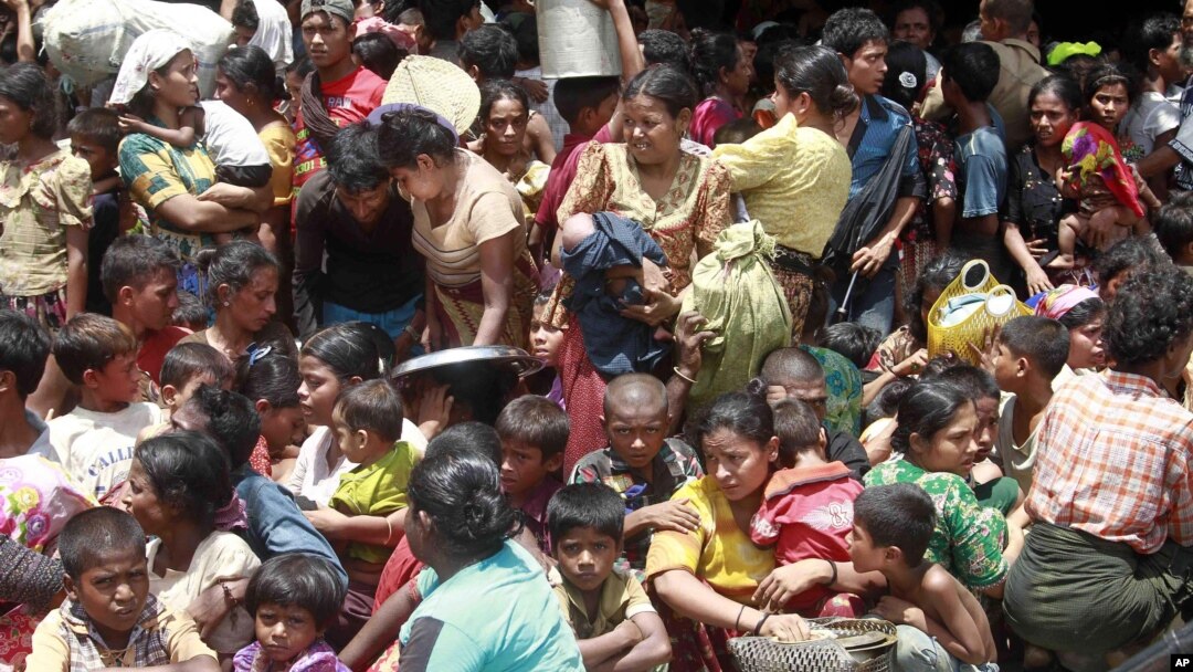 Warga muslim dari berbagai desa berkumpul sebelum dipindahkan ke lokasi yang lebih aman di wilayah Sittwe, ibukota Rakhine di wilayah barat Burma (Foto: dok). 