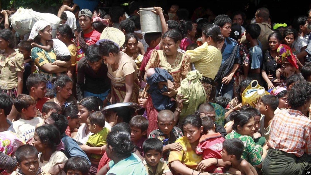 Minoritas muslim Burma mengungsi setelah terjadi bentrokan sektarian antara umat Budha dan Muslim di kota Sittwe, ibukota negara bagian Rakhine (foto: dok).