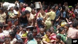 Minoritas muslim Burma mengungsi setelah terjadi bentrokan sektarian antara umat Budha dan Muslim di kota Sittwe, ibukota negara bagian Rakhine (foto: dok).