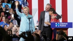 Le sénateur Tim Kaine prend dans ses bras sa femme Anne Holton lors d'un discours de la candidate démocrate Hillary Clinton à Miami, le 23 juillet 2016.