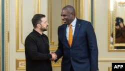 El presidente ucraniano, Volodymyr Zelenskyy (izq.), da la bienvenida al secretario de Relaciones Exteriores del Reino Unido, David Lammy, durante su reunión en Kiev, el 5 de febrero de 2025.