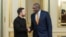 El presidente ucraniano, Volodymyr Zelenskyy (izq.), da la bienvenida al secretario de Relaciones Exteriores del Reino Unido, David Lammy, durante su reunión en Kiev, el 5 de febrero de 2025.