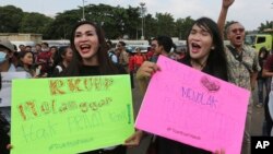 Para aktivis LGBT berunjuk rasa menentang revisi Undang-Undang Hukum Pidana di luar Gedung DPR/MPR di Jakarta, 12 Februari 2018.