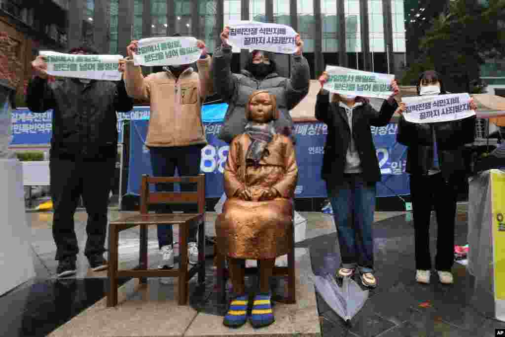 한국 3.1절 102주년을 맞아 서울 종로구 평화의 소녀상에서 일본의 식민통치 피해에 대한 사과를 요구하는 시위가 열렸다.