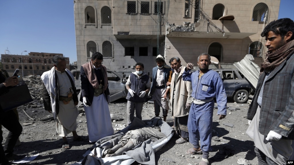 Người Huthi ở Yemen tụ tập quanh thi thể một người đàn ông tử vong trong cuộc không kích nhắm vào một nhà tù ở thủ đô Sanaa, Yemen hôm 13/12/2017. (Mohammed HUWAIS / AFP)