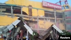 Pusat perbelanjaan "Ramayana" rusak berat setelah gempa kuat di Palu, Sulawesi Tengah, Jumat 28 September 2018. 