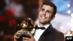 Rodri reçoit le Ballon d'Or au Théâtre du Châtelet à Paris, le 28 octobre 2024.