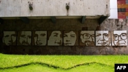 Mural en un edificio de la UCA que muestra los rostros de los seis sacerdotes jesuitas españoles y dos mujeres salvadoreñas que fueron asesinados por miembros del ejército nacional en 1989.
