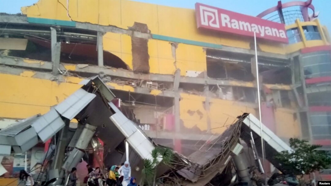 Pusat perbelanjaan "Ramayana" rusak berat setelah gempa kuat di Palu, Sulawesi Tengah, Jumat 28 September 2018. 