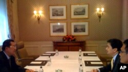 ນຍ ກຳປູເຈຍ ທ່ານຮຸນເຊນ (ຊ້າຍ) ພົບປະກັບ ນຍ ໄທ ທ່ານອະພິຊິດ ເວດຊາຊີວະ ຢູ່ຂ້າງນອກ ກອງປະຊຸມສຸດຍອດ ສະຫະລັດ-ອາຊ່ຽນ (27 ກັນຍາ 2010)