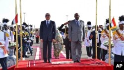 Presiden Mesir Abdel-Fattah el-Sissi (kiri tengah) dan Presiden Sudan Omar al-Bashir dalam upacara penyambutan tamu negara di Khartoum, Sudan, Kamis, 19 Juli 2018. (Foto courtesy: Egyptian Presidency via AP)