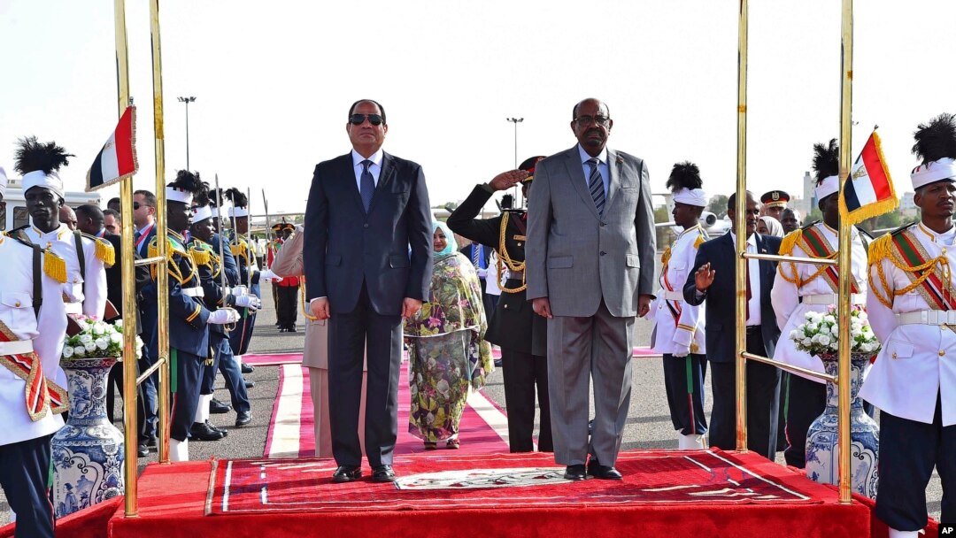 Presiden Mesir Abdel-Fattah el-Sissi (kiri tengah) dan Presiden Sudan Omar al-Bashir dalam upacara penyambutan tamu negara di Khartoum, Sudan, Kamis, 19 Juli 2018. (Foto courtesy: Egyptian Presidency via AP)