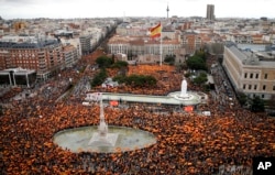 Thousands of demonstrators hold Spanish flags during a protest in Madrid, Feb.10, 2019. Thousands of Spaniards are joining a rally called by right-wing political parties to demand that Socialist Prime Minister Pedro Sanchez step down.