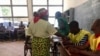 Eleitora marca o dedo depois de votar em Nampula nas eleições autárquicas de 10 de Outubro de 2018 