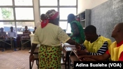 Eleitora marca o dedo depois de votar em Nampula nas eleições autárquicas de 10 de Outubro de 2018 