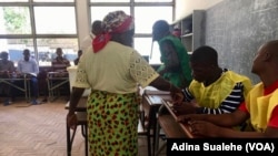 Une femme vote dans un bureau à Nampula, au Mozambique, le 10 octobre 2018. (VOA/Adina Sualehe)