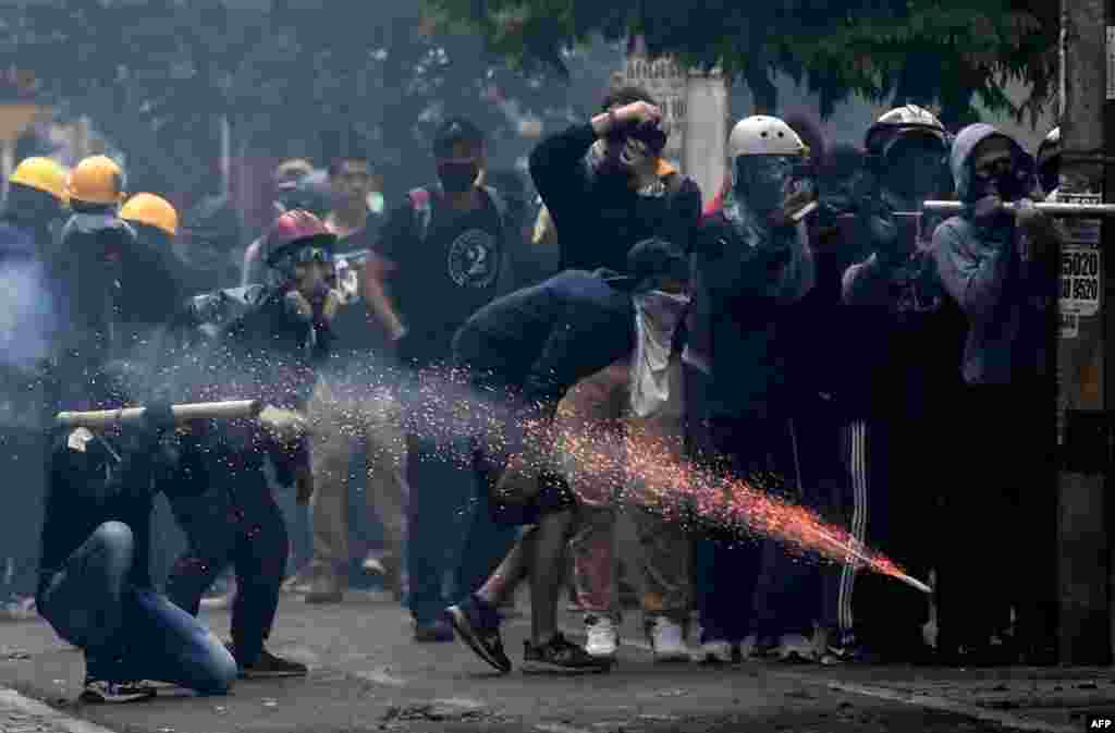 Manifestantes chocan con la polic&#237;a antidisturbios en una nueva protesta contra el gobierno del presidente colombiano Iv&#225;n Duque en Medell&#237;n.