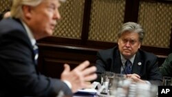 Otros políticos republicanos que antes se acogieron a la sombra de Bannon, también parecieron alejarse del exasesor presidencial tras conocerse los comentarios que hiciera sobre el presidente Trump y su familia.