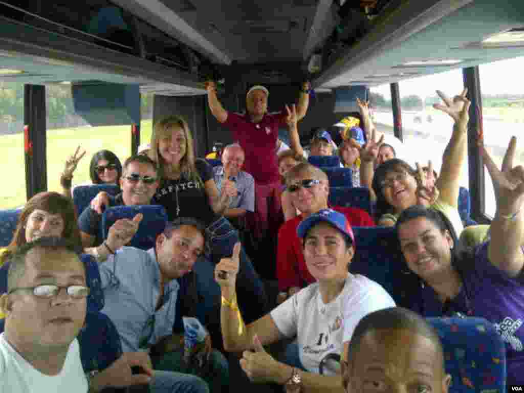 Este grupo de venezolanos partieron en un autob&uacute;s al que llamaron "CG" (Capriles Gana), el s&aacute;bado 6 de octubre. [Foto: Ronald Gonz&aacute;lez]