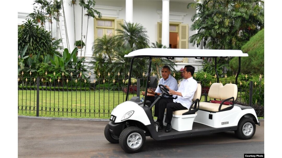 Presiden Jokowi dan Obama menuju Grand Garden Cafe yang terletak di kawasan Kebun Raya Bogor, 30 Juni 2017. (Foto courtesy: Setpres RI)
