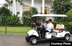 Presiden Jokowi dan Obama menuju Grand Garden Cafe yang terletak di kawasan Kebun Raya Bogor, 30 Juni 2017. (Foto courtesy: Setpres RI)