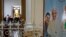 Un cartel con el obispo Rolando Álvarez y el papa Francisco cuelga dentro de la Catedral en Matagalpa, Nicaragua, el viernes 19 de agosto de 2022. (Foto AP/Inti Ocon)
