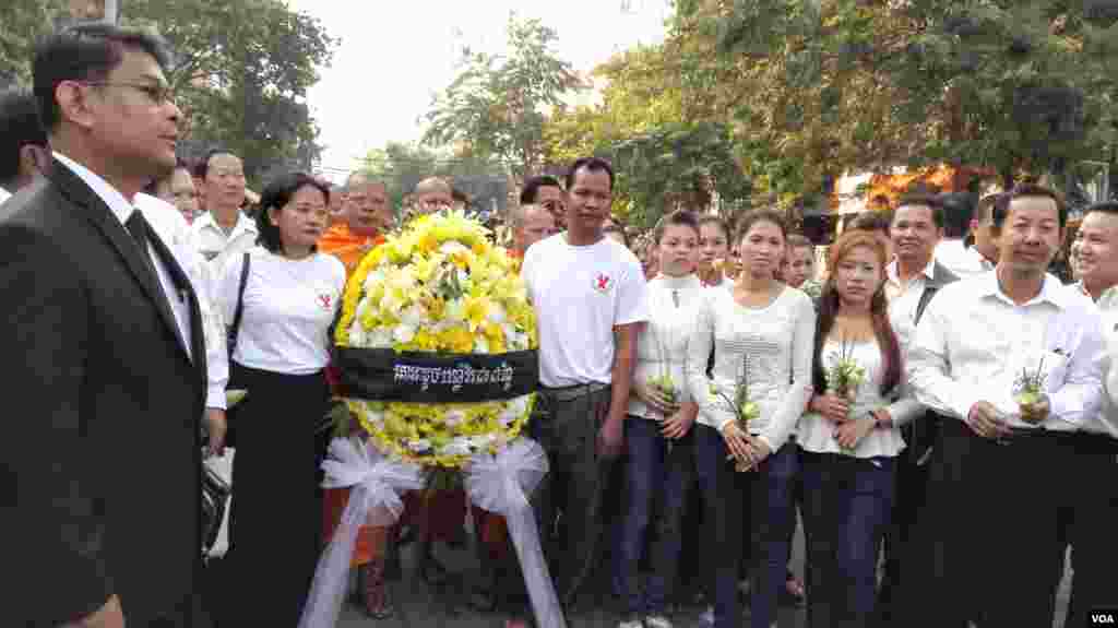 លោក​រ៉ុង ឈុន (ស្តាំ) ប្រធាន​សមាគម​គ្រូ​បង្រៀន​ឯក​រាជ្យ​កម្ពុជា លោក ញ៉យ ចំរើន (ឆ្វេង) តំណាងរាស្រ្ត​គណបក្ស​សង្គ្រោះ​ជាតិ និង​ក្រុម​កម្មករ​រៀបចំ​ដើរ​ដង្ហែ​ទៅ​កាន់​កន្លែង​គោរព​វិញ្ញាណក្ខន្ធ​លោក ជា វិជ្ជា។