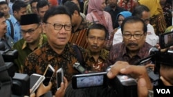 Menteri Dalam Negeri Tjahjo Kumolo (depan kiri) didampingi Gubernur Jawa Timur Soekarwo (kanan) dan Plt Walikota Batu Punjul Santoso memberikan keterangan kepada wartawan di Gedung Negara Grahadi, Surabaya, Senin 18/9. (Foto:VOA/Petrus Riski)