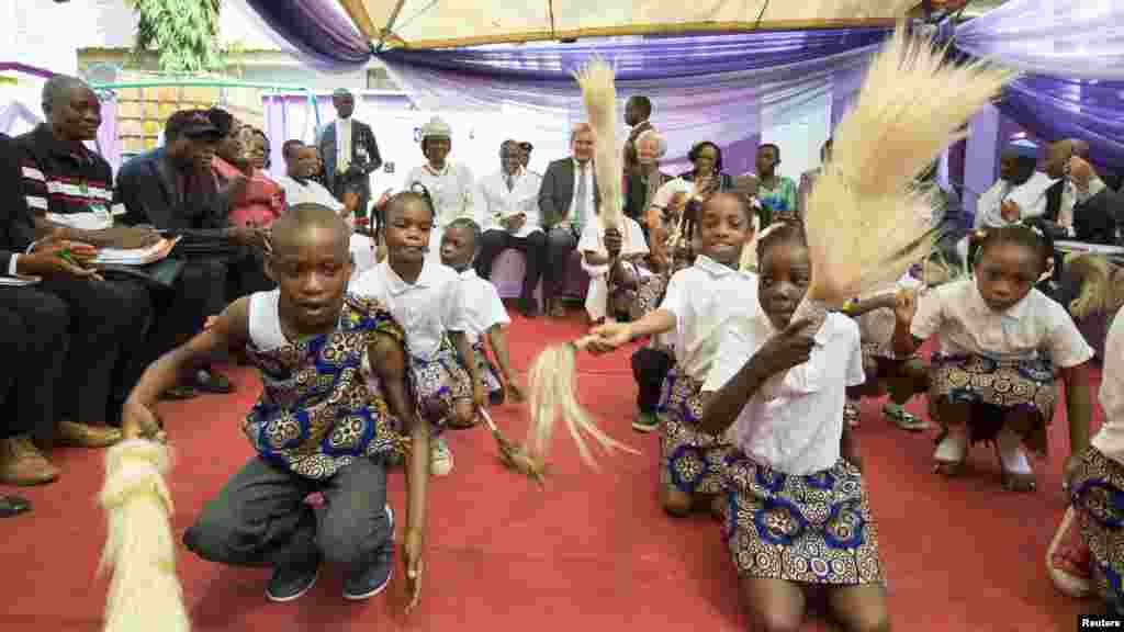 Shugabar Hukumar Asusun Bada Lamuni Na Duniya Christine Lagarde Na Kallon Kananan Yara Marayu Na Rawa Da Raira Wakoki A Makarantar Kula Da Marayu Dake Gwarimpa, A Birnin Abuja, Janairu 6, 2016. &nbsp;