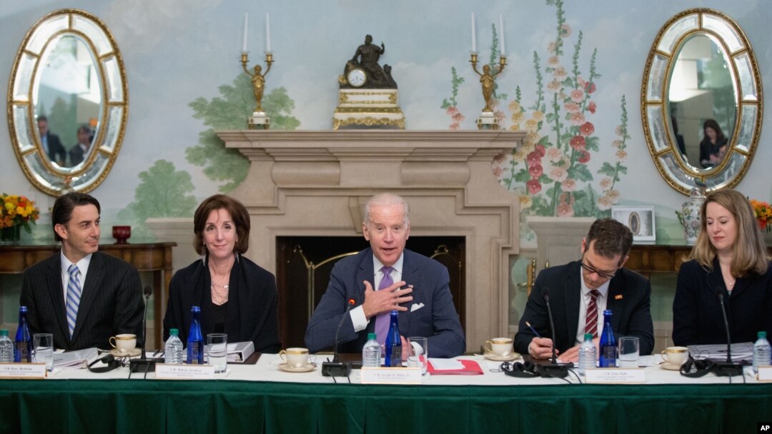 "Juntos vamos a tener que seguir tomando medidas para garantizar varias cosas, que menos migrantes se embarquen en el peligroso viaje a Estados Unidos", dijo Biden a los presidentes Salvador Sánchez de El Salvador, Juan Orlando Hernández de Honduras y Jimmy Morales de Guatemala.