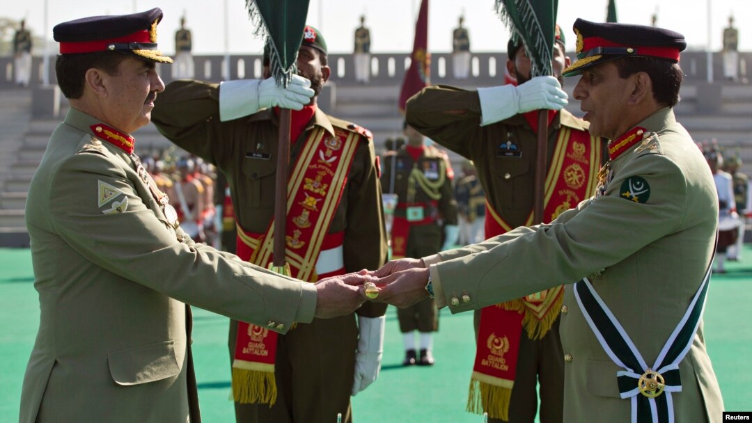 Panglima Militer Pakistan Ashfaq Kayani (kanan) dan Panglima Militer baru Pakistan Jenderal Raheel Sharif dalam sebuah upacara serah terima jabatan di markas besar militer di Rawalpindi (29/11).