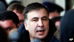 Bivši predsjednik Gruzije Mikheil Saakashvili obraća se novinarima ispred hotela Fermont u Kijevu, 9. februara 2018. 