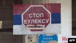 Plakat na prozoru kancelarije Srpskog nacionalnog veća severnog Kosova