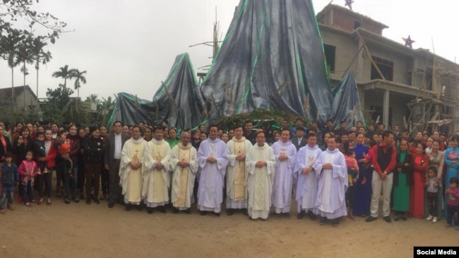 Linh mục và giáo dân tại giáo xứ Đông Kiều (Photo: Facebook Thanh nien Cong giao)