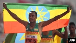 Muktar Edris célèbre sa victoire sur 5000m au championnats du monde de Doha, Qatar, le 30 septembre 2019. 