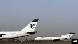 Tư liệu: hai chiếc máy bay dân dụng của hãng hàng không quốc gia Iran, Iran Air, đậu tại phi trường Tehran, Iran. Ảnh chụp ngày 2/3/2008