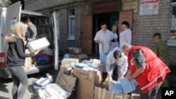 Relawan dan para dokter menyerahkan bantuan obat-obatan dan alat medis dari organisasi bantuan ke tentara di sebuah rumah sakit di Artemovsk, Donetsk, Ukraina (Foto: dok). 