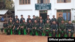 ၂၀၁၉ခုနွစ္ ဒီဇင္ဘာလ ၂၇ ရက္ေန႔က ေတြ႔ဆံု ေဆြးေႏြးခဲ့ၾကေသာ တပ္မေတာ္ ညႇိႏိႈင္းေဆြးေႏြးေရးအဖြဲ႔ႏွင့္ ေကအဲန္ယူတပ္မွဴးမ်ားပါဝင္ေသာ ကိုယ္စားလွယ္အဖြဲ႔။ (မွတ္တမ္းဓာတ္ပံု - Karen National Union Headquarters Facebook) 
