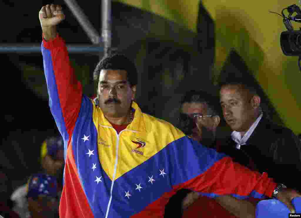 Penjabat Presiden Venezuela Nicolas Maduro merayakan kemenangannya dalam pemilhan presiden Minggu (14/4).