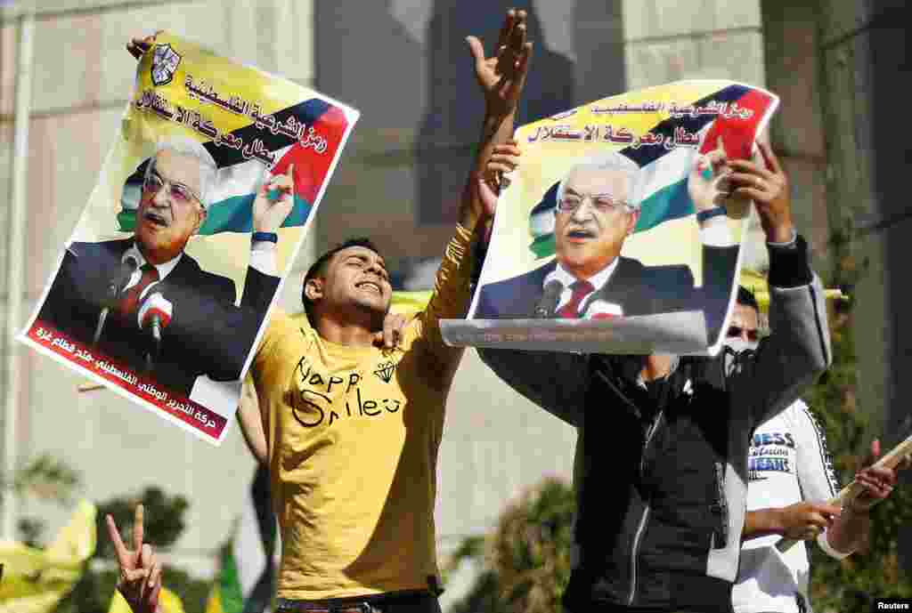 Palestinians hold posters of President Mahmoud Abbas during a rally in support of Mr. Abbas&#39;s efforts to secure a diplomatic upgrade at the United Nations, Gaza City, November 29, 2012. 