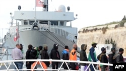 Quelques migrants secourus mobilisés sur le navire humanitaire en mer depuis 10 jours dans la Méditerranée, débarquent à Valletta, Malta le 13 avril 2019.