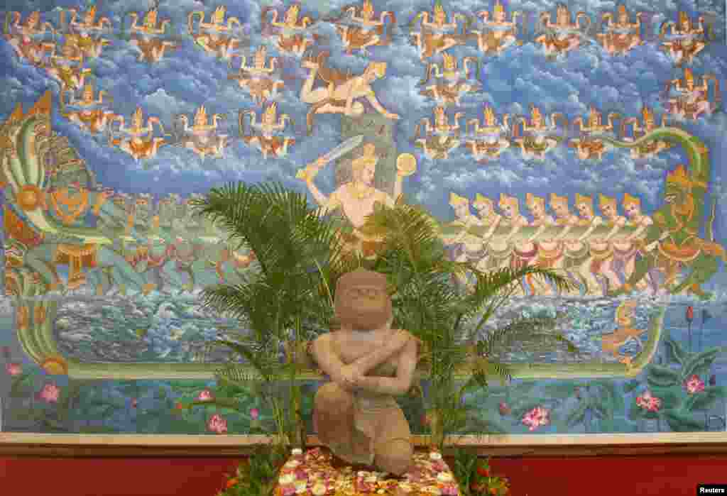 Tượng thần khỉ quỳ gối Hanuman được trưng bày tại Hội đồng Bộ trưởng ở Phnom Penh. Bị cướp đi khoảng 33 năm trước đây từ một ngôi đền ở Campuchia, bức tượng từ thế kỷ thứ 10 đã được đưa về trong một buổi lễ bàn giao chính thức vào ngày thứ Ba từ Viện bảo tàng Nghệ thuật Cleveland ở Mỹ.