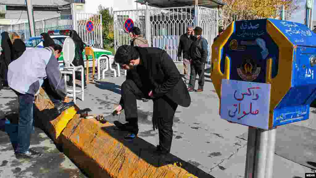 مرد کفاش، "کفاشی صلواتی" راه انداخته است. عابران می ایستند، واکس می زنند و بجای پول، صلوات می دهند. 