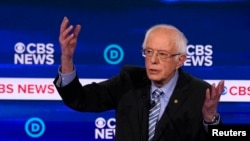 버니 샌더스 상원의원이 25일 사우스캐롤라이나주 찰스턴에서 열린 민주당 경선 후보 제10차 토론회에서 연설하고 있다. 
