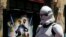 El personaje de Star Wars Storm Trooper pasa junto al póster de la nueva película animada "Star Wars The Clone Wars" en el estreno estadounidense en Hollywood, California, 10 de agosto de 2008. 