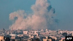 El humo se eleva tras el bombardeo israelí en Rafah, en el sur de la Franja de Gaza, el 25 de febrero de 2024, durante el conflicto en curso entre Israel y el grupo militante palestino Hamás.